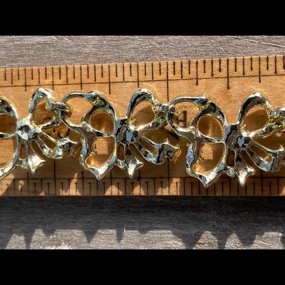 Vintage | Gold-tone Bows and Purple Rhinestone Bracelet. - Picture 5 of 7